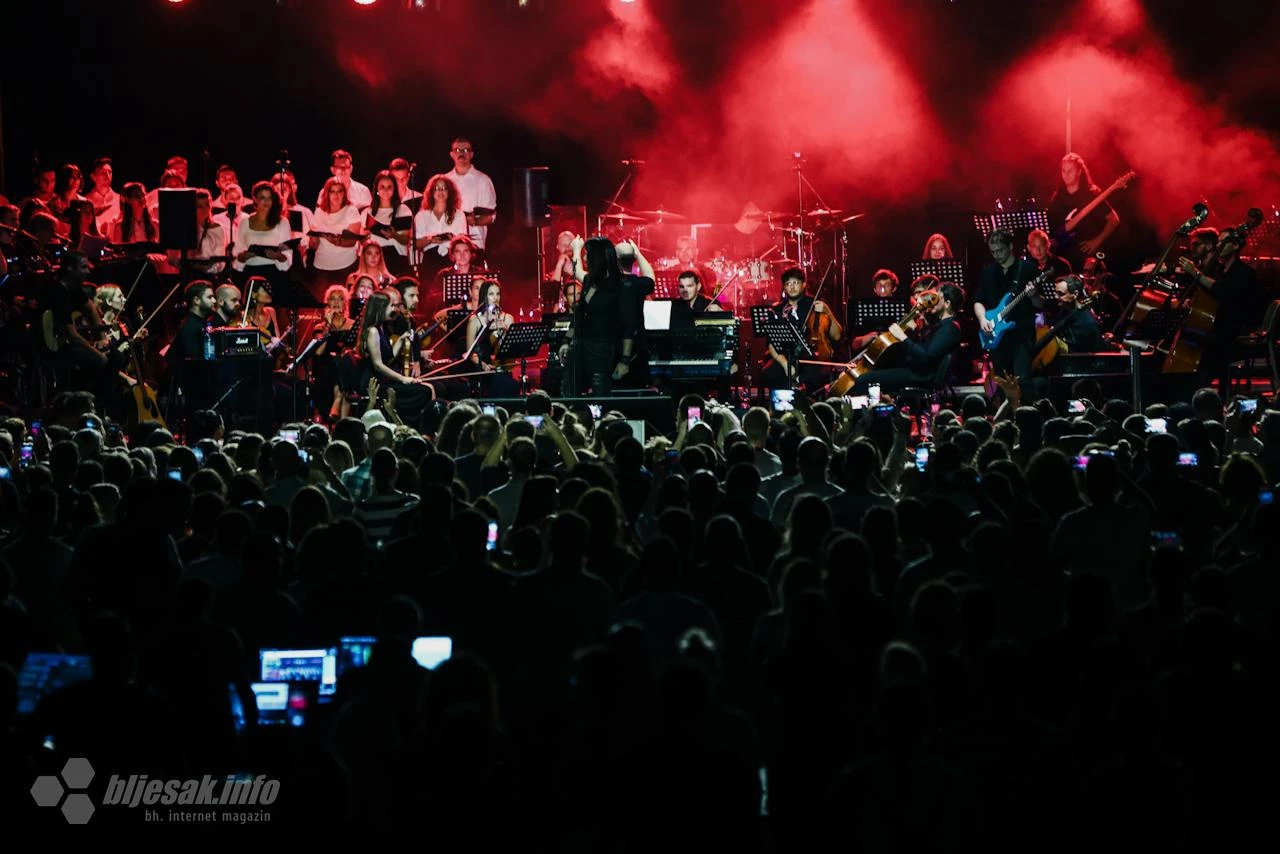 FOTO/VIDEO | Mostarska publika uživala u spektaklu i bezvremenskim hitovima grupe Queen