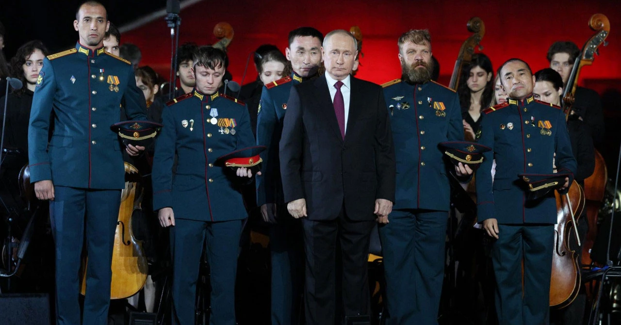 VIDEO | Širi se snimka na kojoj Putin odlikuje muškarca koji nevjerojatno nalikuje njemu
