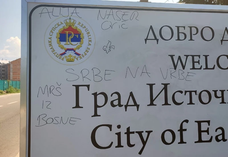 Išarana sporna ploča na ulazu u Istočno Sarajevo