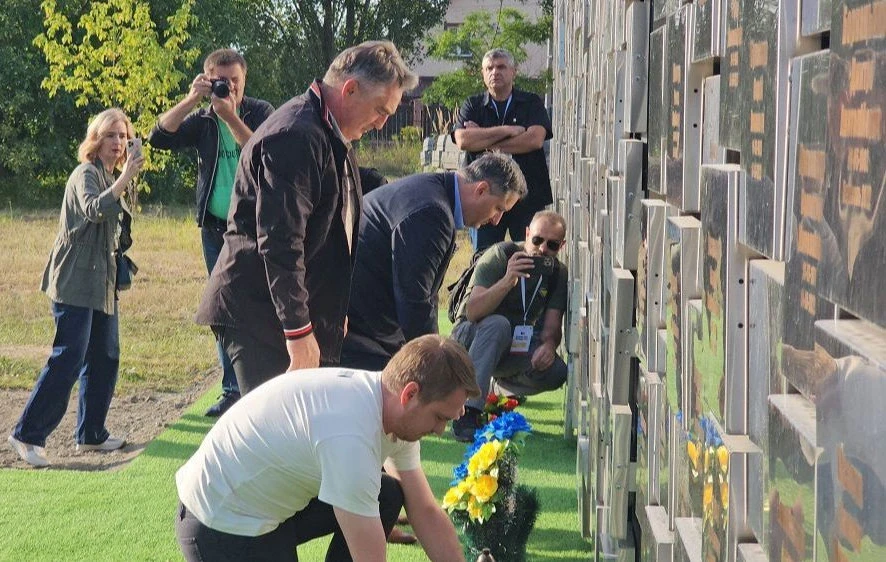 Bećirović i Komšić poklonili se civilnim žrtvama ruske invazije u Buči