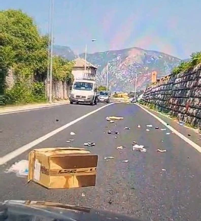 Mostar: Smeće ispadalo s kamiona
