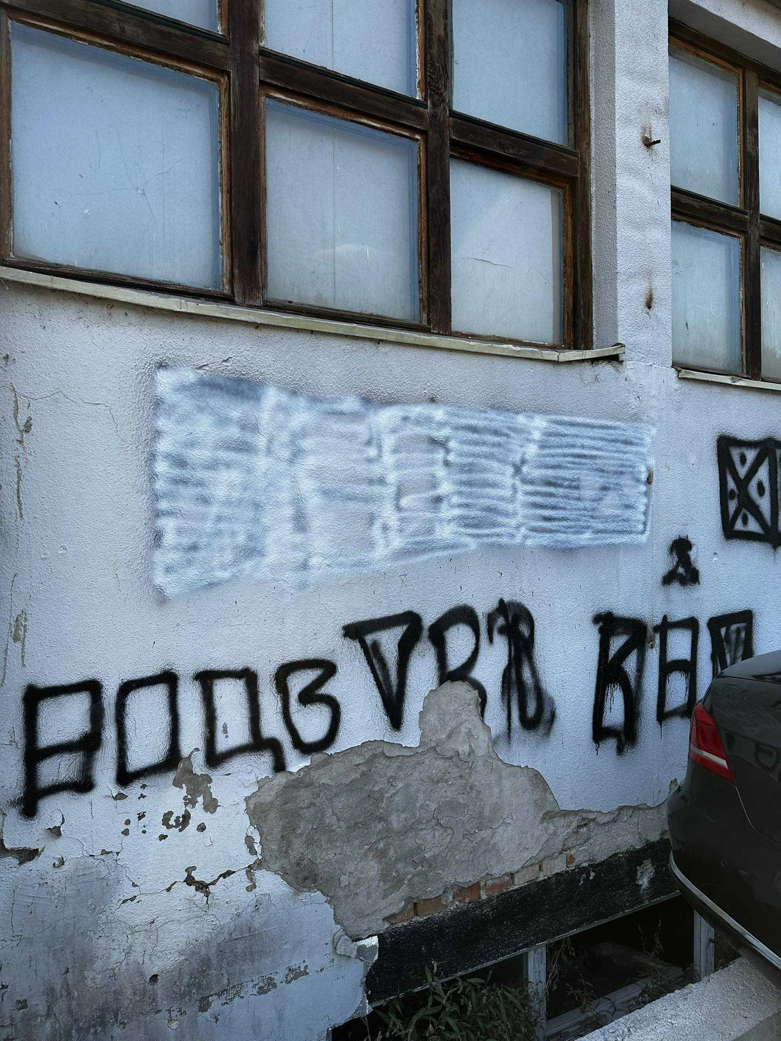 Prekrečen grafit koji veliča Ratka Mladića u Zvorniku