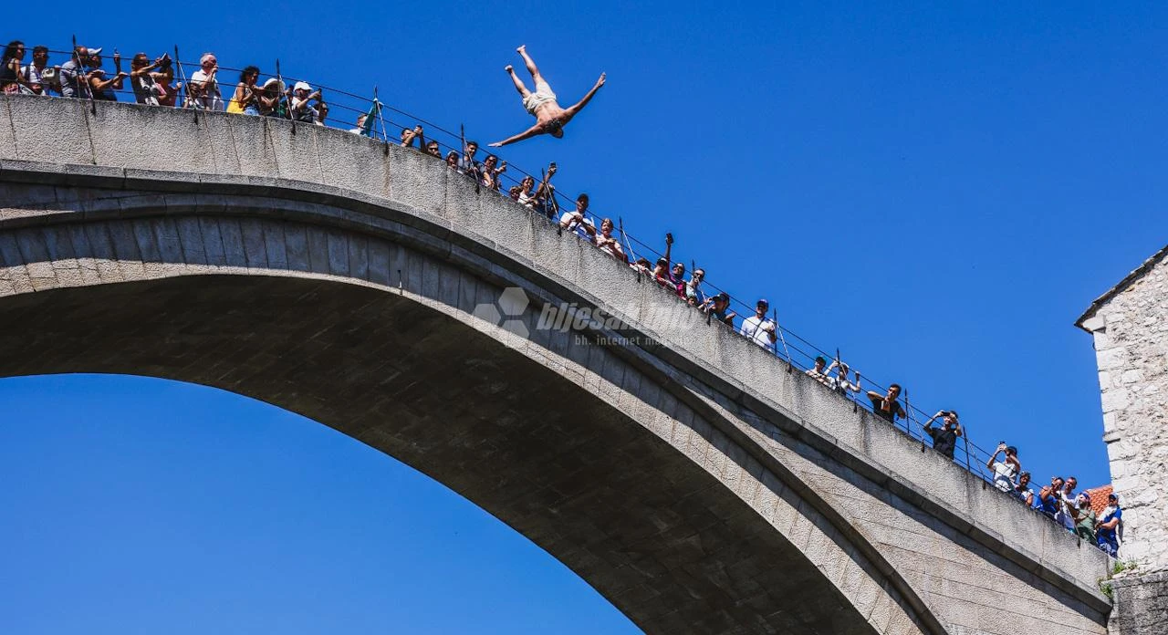 Turistima u ponudi i skok sa Starog mosta