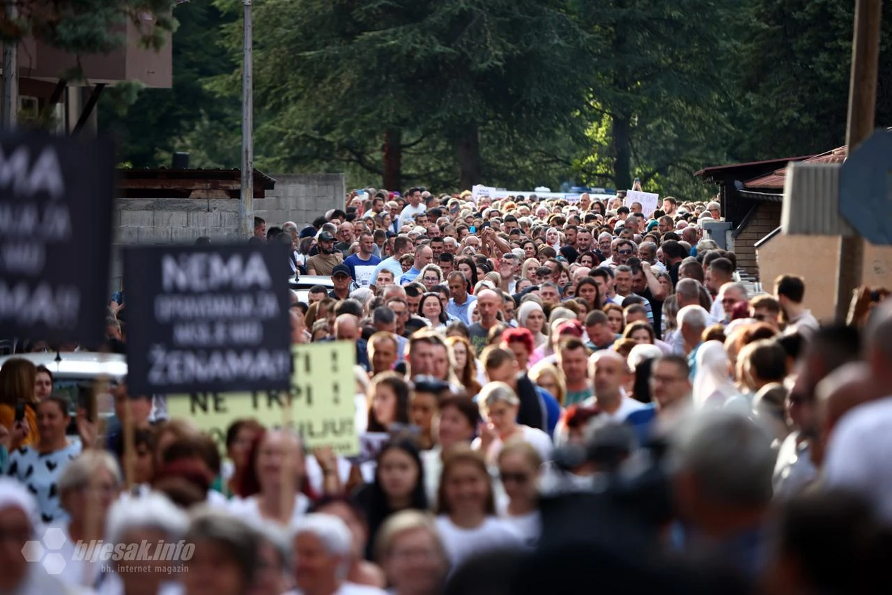Mrtvo društvo poklopljeno ušima