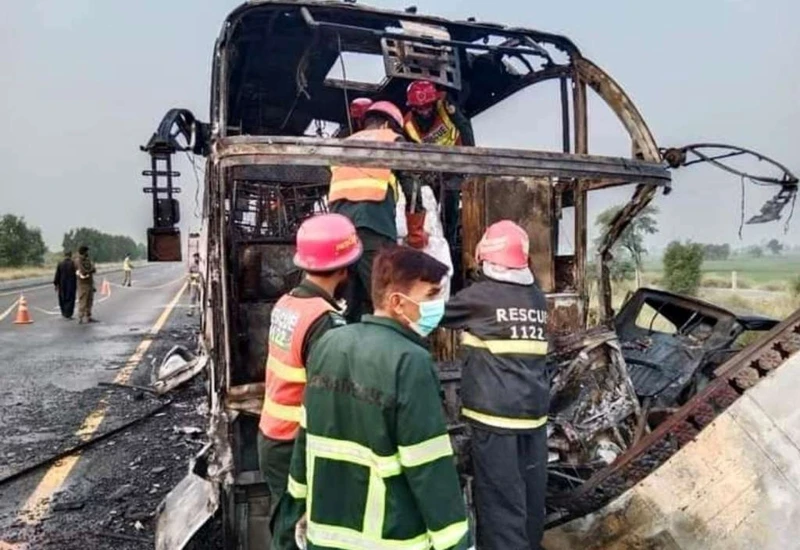 Dvadeset ljudi spaljeno, 15 ozlijeđeno u požaru u autobusu