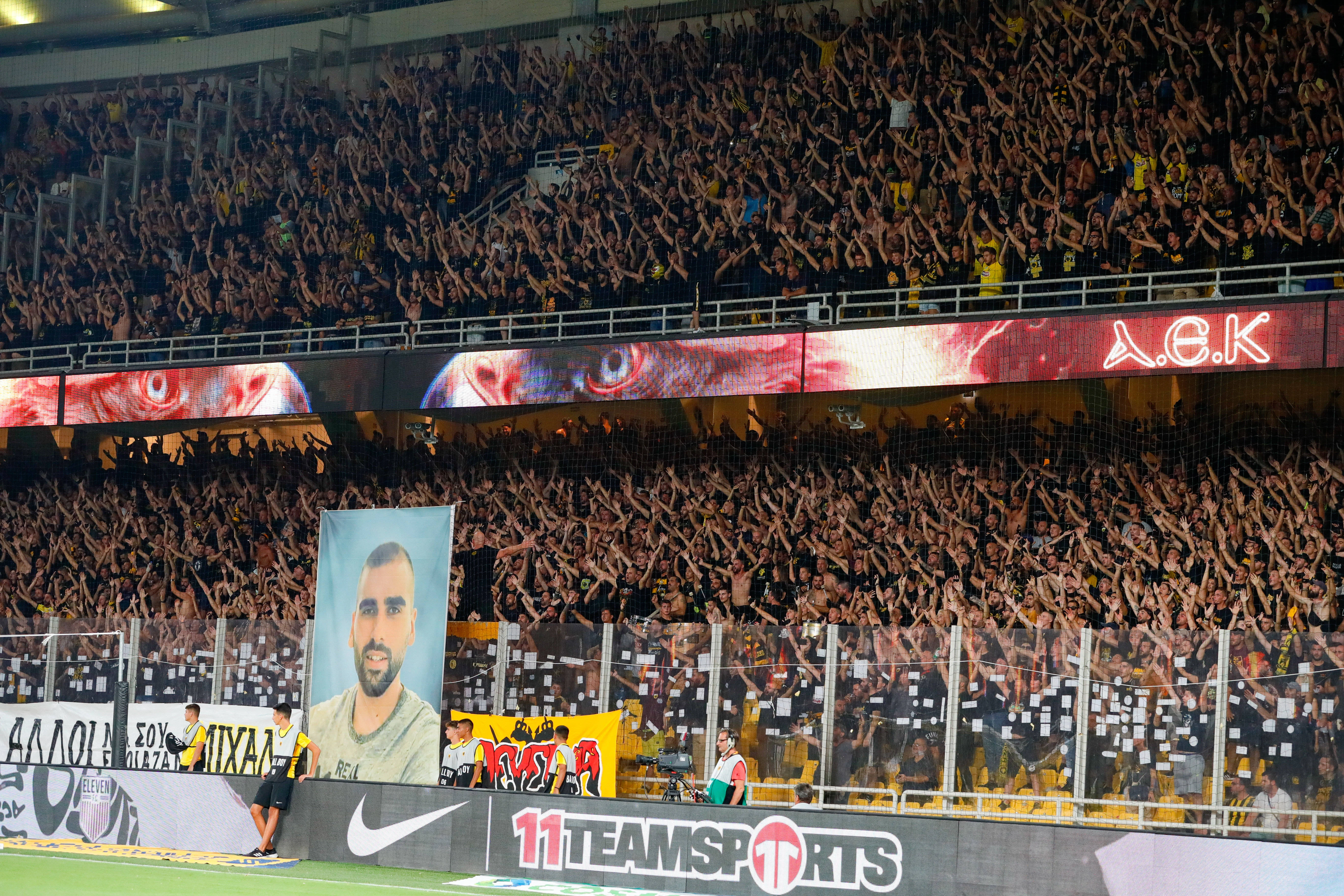 Navijači AEK-a stavili veliku sliku ubijenog Michalisa