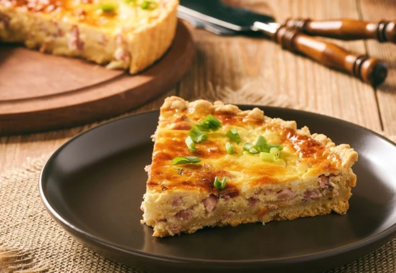 Ukusna pita sa šunkom i sirom topi se u ustima