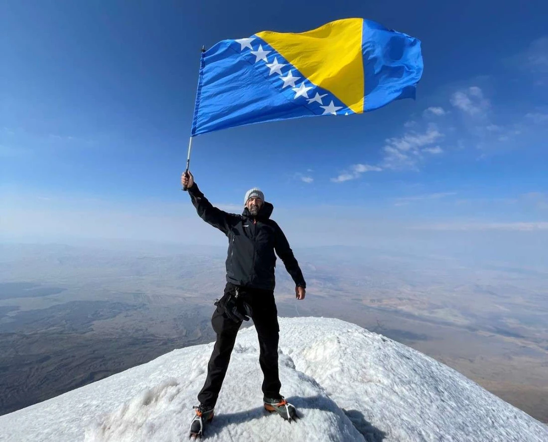 Zastava BiH se zavijorlia s vrha gdje se Noina barka zaustavila nakon Velikog potopa