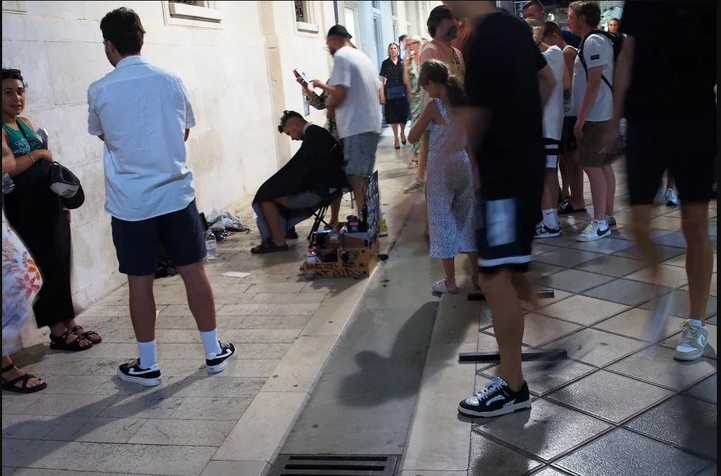 Momak u Splitu uzeo brijaći aparat i škare i šišao ljude na ulici