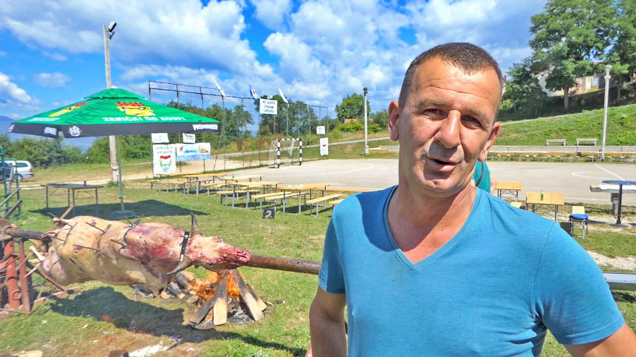 Bik na ražnju za cijeli grad, plemeniti ljudi u mnogoljudnom naselju