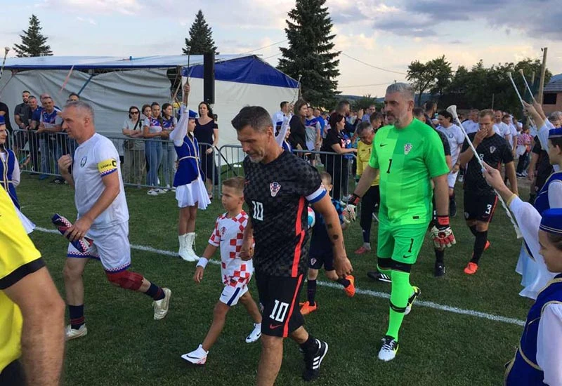 Vatreni veterani i Prijatelji Livna zaigrali za livanjske udruge