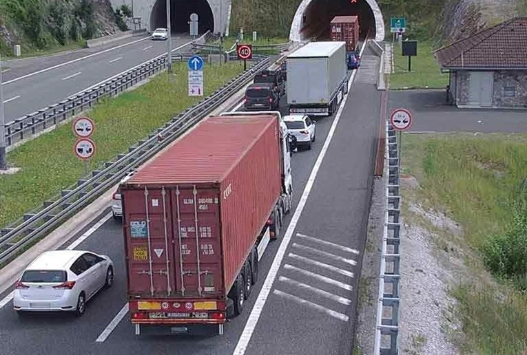 Tragedija u  Hrvatskoj: Na autoputu kamion udario dva radnika HAC-a u zaustavnoj traci