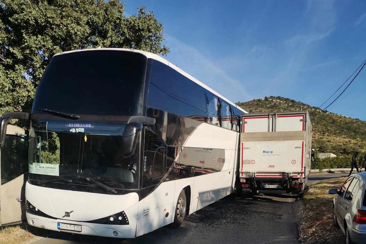 Sudarili se kamion i autobus na Vardi