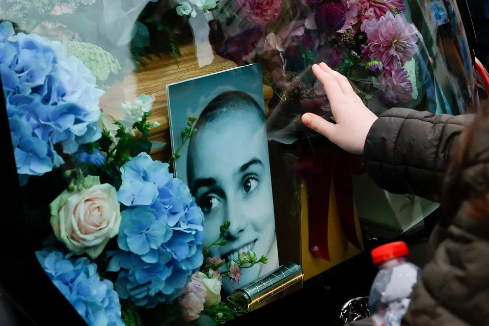 FOTO/VIDEO | Stotine ljudi oprostilo se od pjevačice Sinead O'Connor