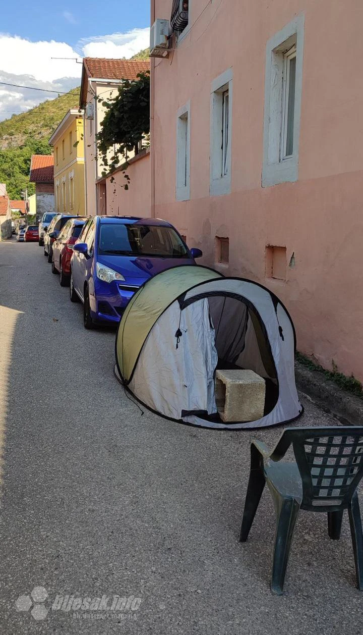 Mostar - šatorom 'čuvaju' parking za goste
