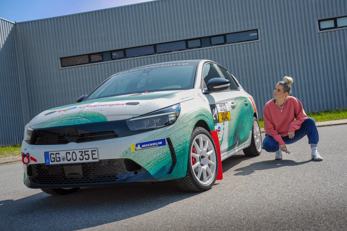 Inovativan električni automobil za reli kao umjetničko djelo s porukom