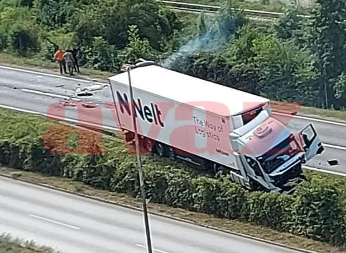 Zenica: Automobil se zabio u kamion, poginuo vozač