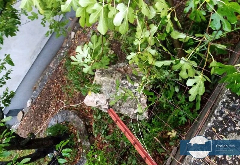 Odron u Stocu: Stijena završila u dvorištu obiteljske kuće