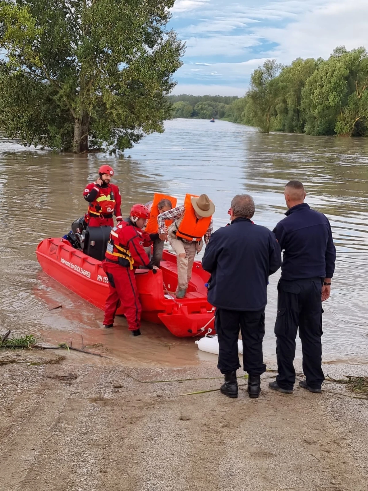 Dvije osobe spašene: Pokušale se autom probiti kroz vodu