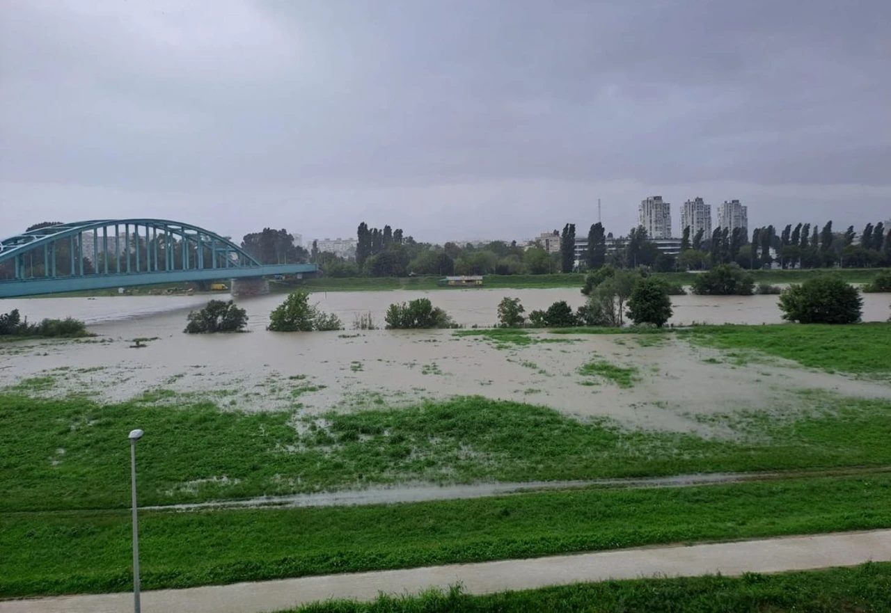 Sava se izlila iz korita, vrhunac vodenog vala tek stiže