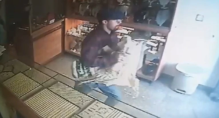 Pošpricao vlasnika zlatarnice suzavcem i pobjegao s ukradenim zlatom