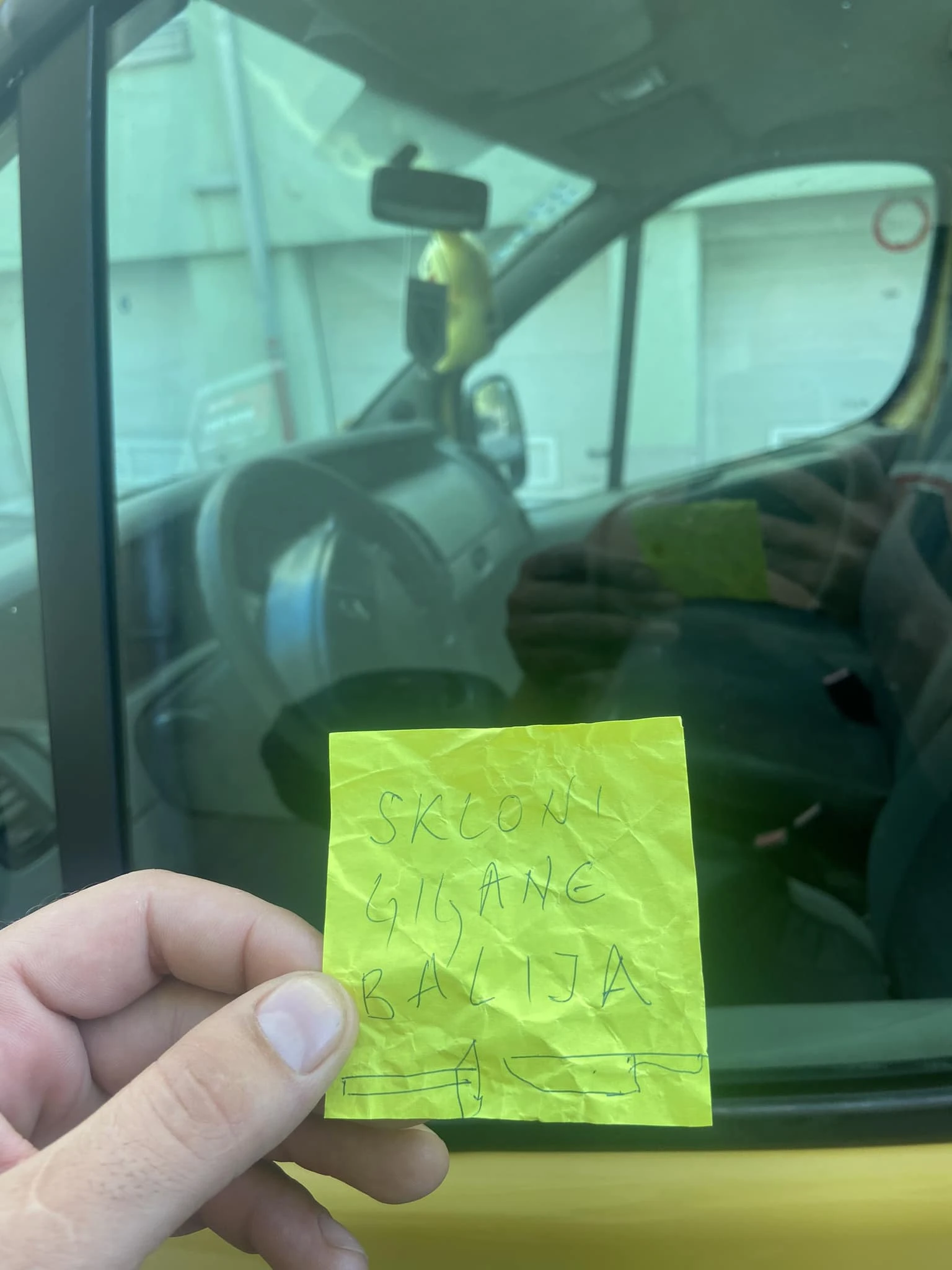 Turista iz BiH dočekala šokantna poruka na automobilu u Makarskoj