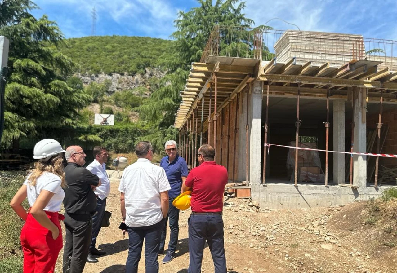 Čović i Kordić obišli radove na školi u Vojnom
