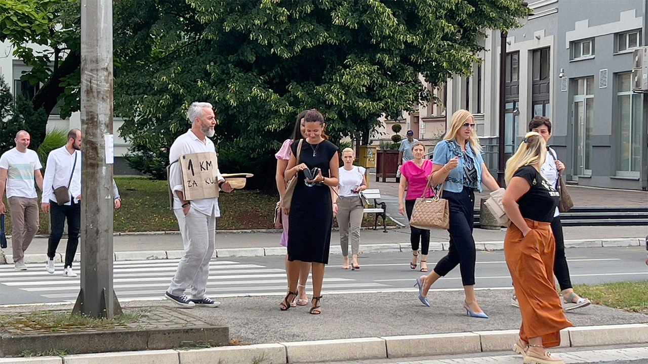Neobične scene na bh. ulicama - Novinar “prosi” za kulturu