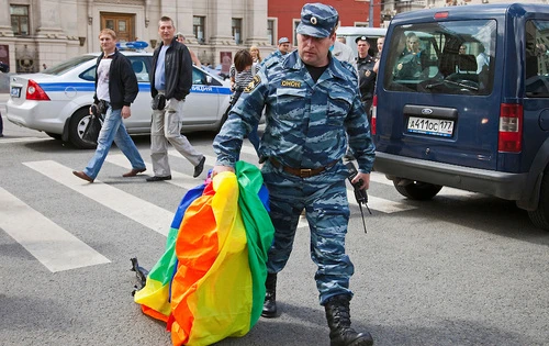 U Njemačkoj je netko zamijenio zastavu duginih boja sa svastikom, pozvana policija