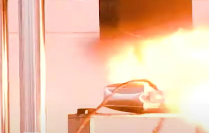 VIDEO | Kako izgleda probijanje električne baterije čavlom