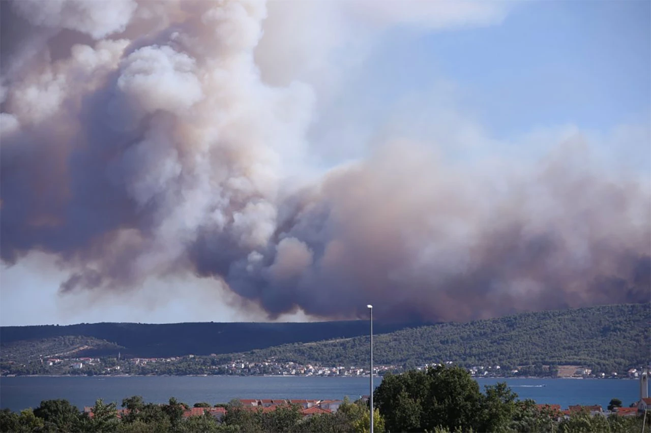 Požar na Čiovu: 150 vatrogasaca natapa rubne dijelove požarišta