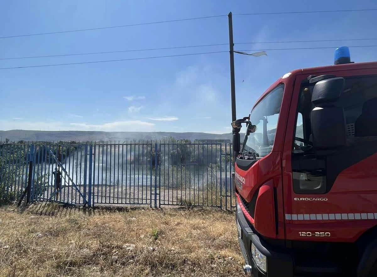 Mostar: Vatrogasci na terenu, gorjeli trava i otpad