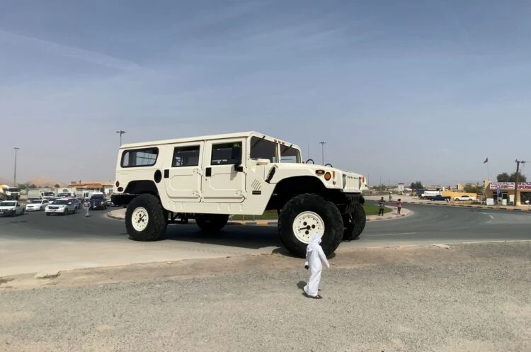 Gigantsko vozilo - šeik provozao Hummer visok šest metara!