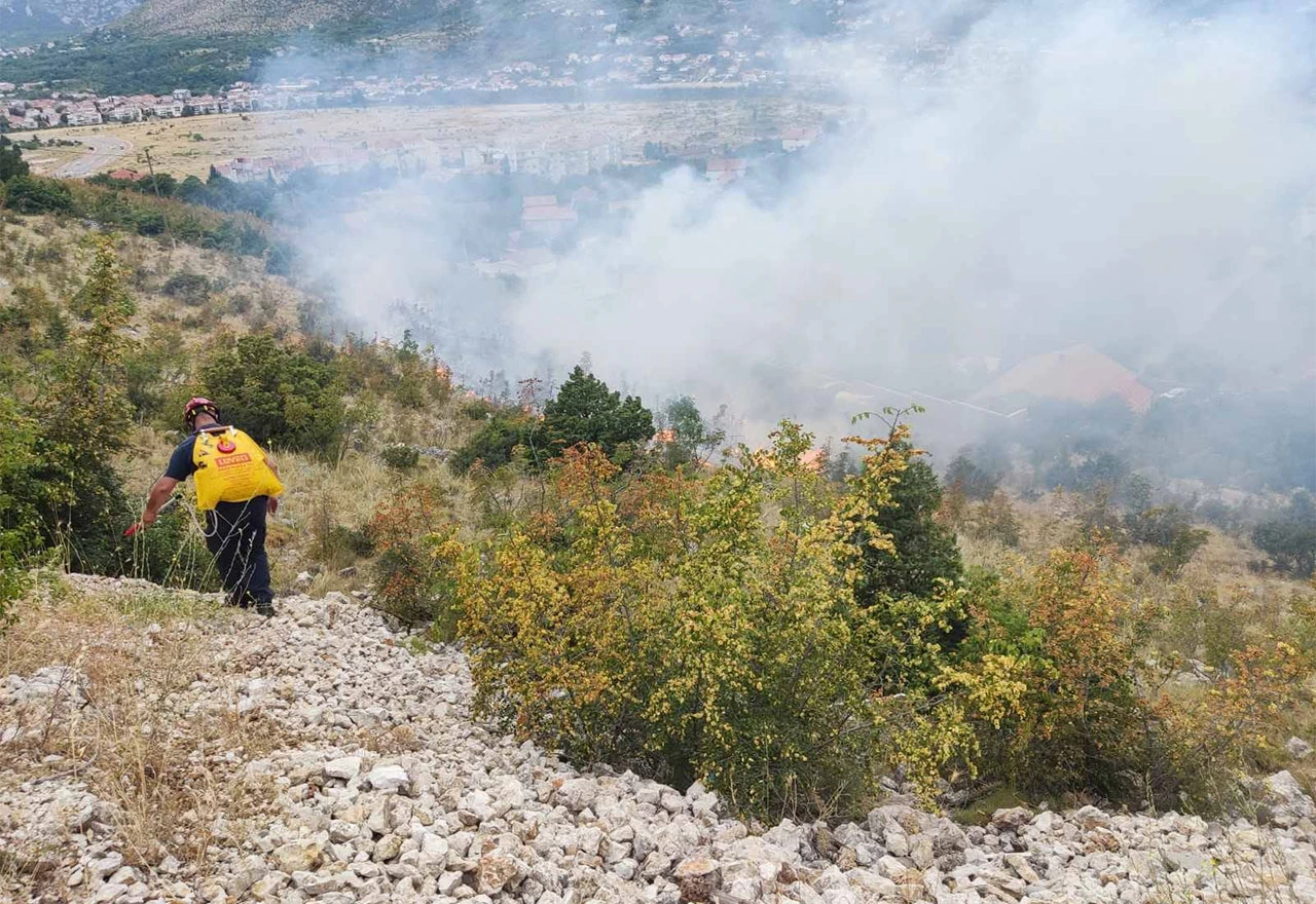 Vatrogasci u Hercegovini imali pune ruke posla - 17 požara, jedna zmija