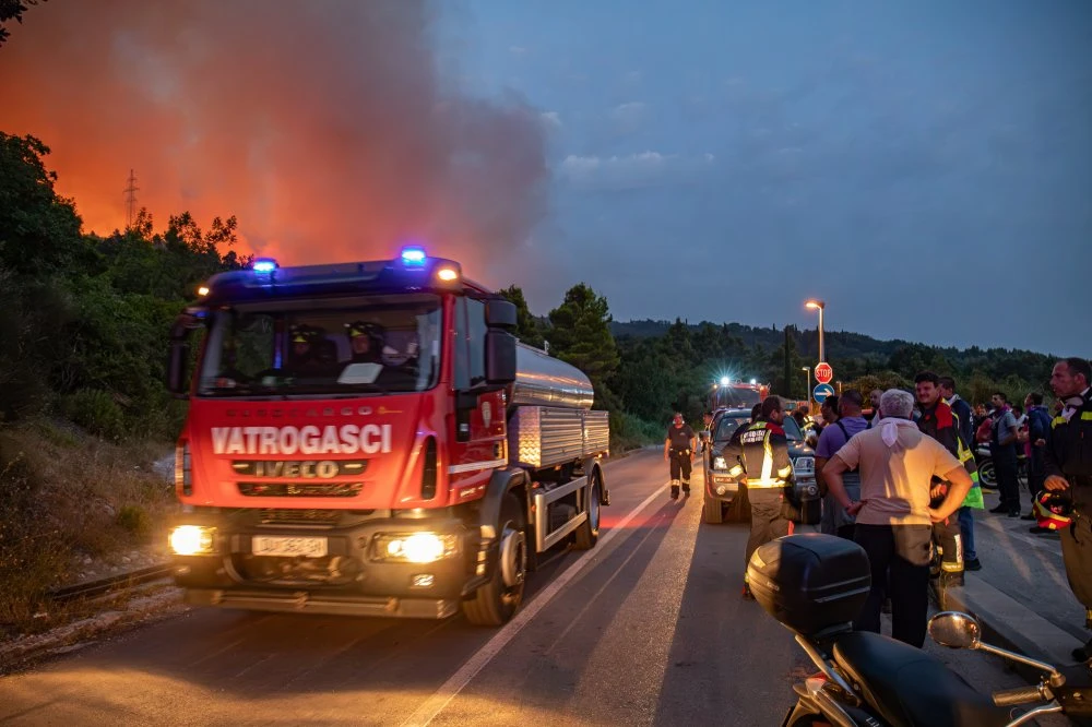 Vatrogasci se cijelu noć borili s vatrom, odjekivale mine - Jutros je situacija povoljnija