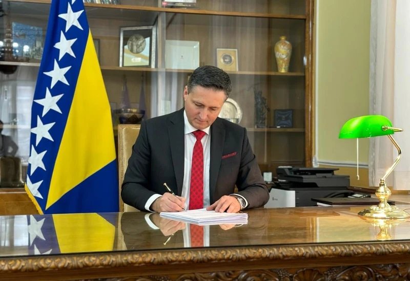 SDA: Jasno je da Bećirović ne može sam zaustaviti SNSD i HDZ, ali može Trojku