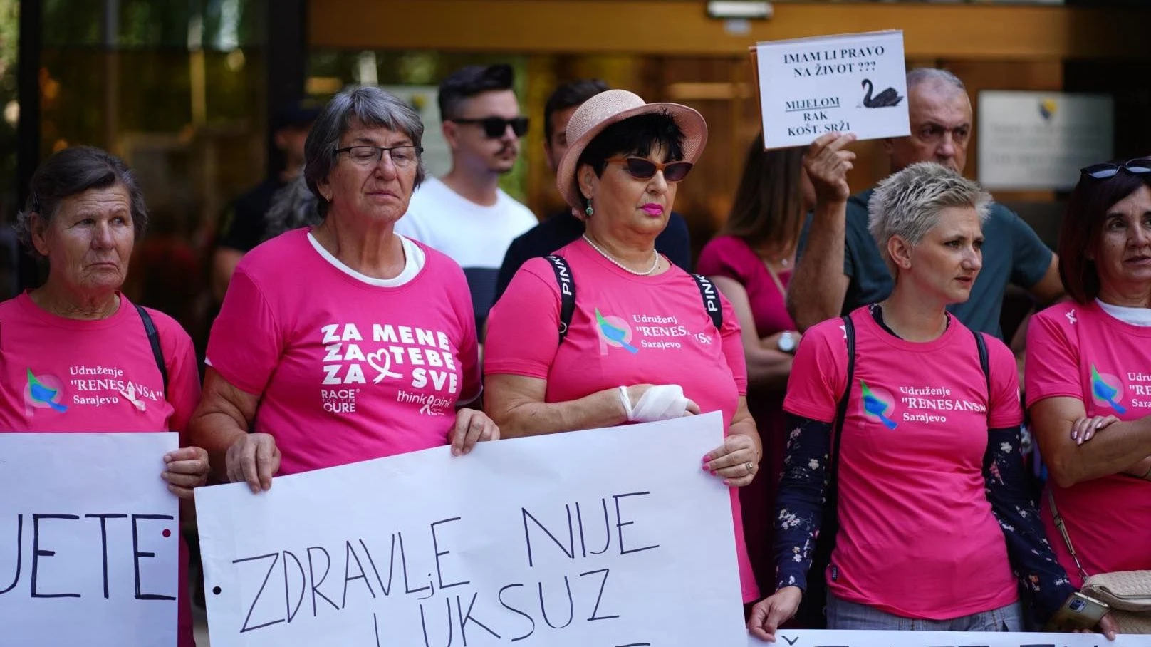 Transparenti ispred Parlamenta FBiH: "Zdravlje nije luksuz"