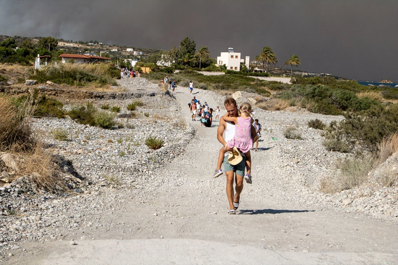 Najveća evakuacija ikad: 19 tisuća ljudi napustilo Rodos zbog požara