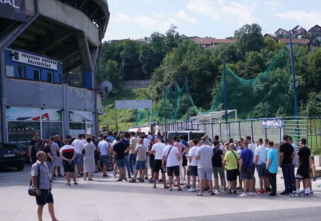 Navijači Željezničara u redovima čekaju da kupe ulaznice