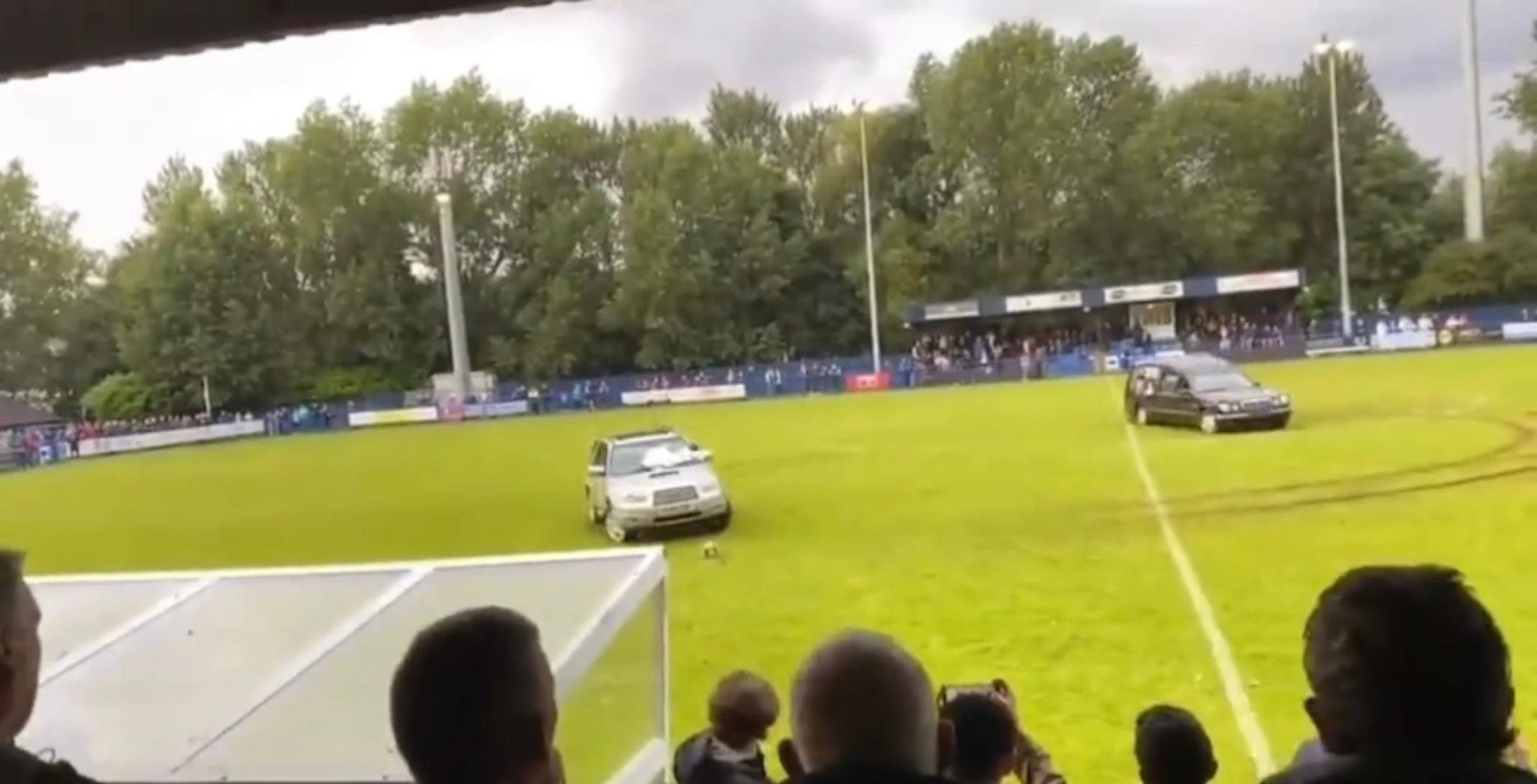 VIDEO I Kaos u Engleskoj, pogrebna kola na terenu, panika na tribinama