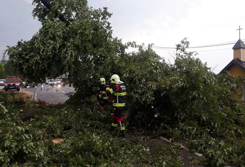 Nevrijeme stiglo u RS: Tuča, vjetar i kiša