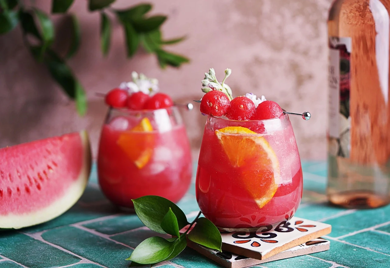 Pravo je vrijeme za ledenu sangriju od lubenice i šumskog voća