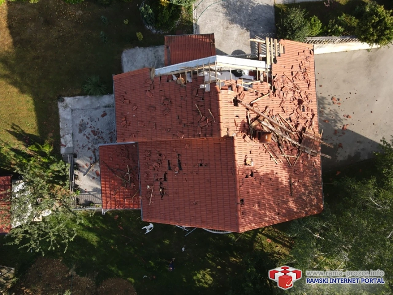 FOTO/VIDEO | Nevrijeme poharalo BiH: Oštećeni krovovi i auta, naselja bez struje...