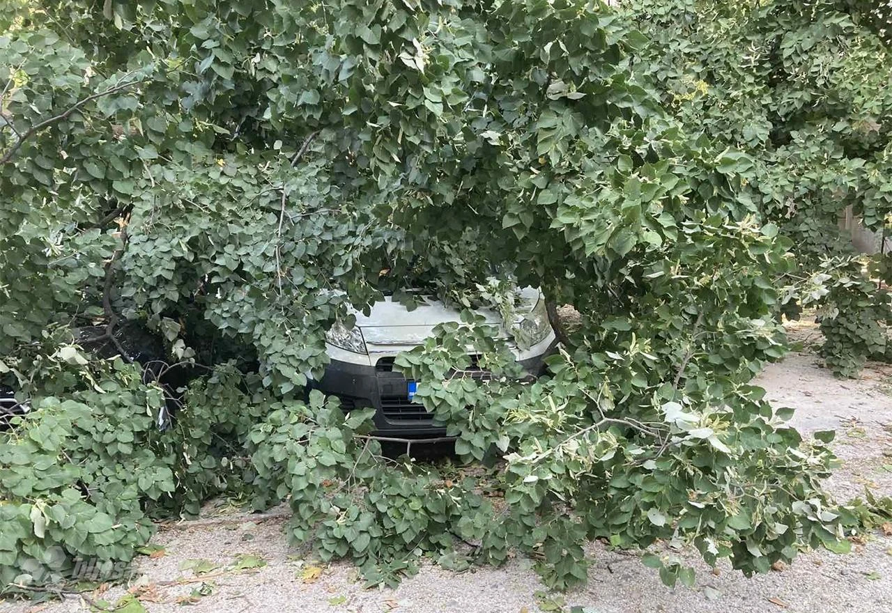 FOTO/VIDEO | Mostar: U nevremenu oštećeno više automobila