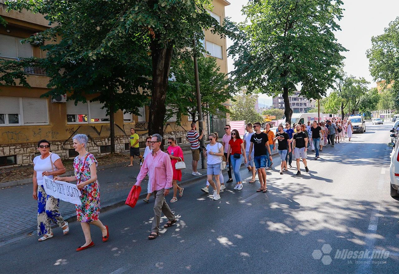 Zdravstveni radnici na ulicama Mostara - zdravstvo bi moglo biti u kolapsu