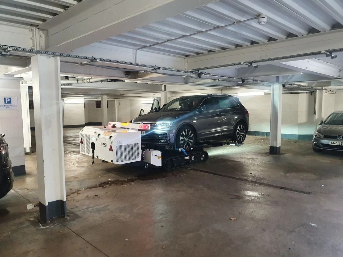 Pogledajte robota pauka koji s gotovo nemogućih mjesta odvozi nepropisno parkirne automobile