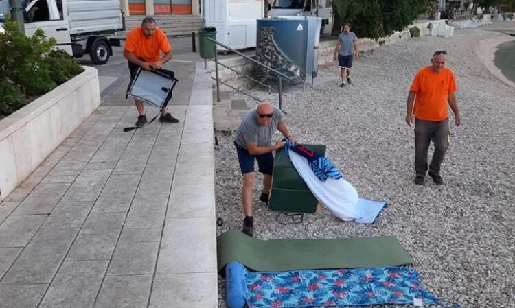 Gradac: Komunalci uklonili ručnike koji su ‘prenoćili‘ na plaži