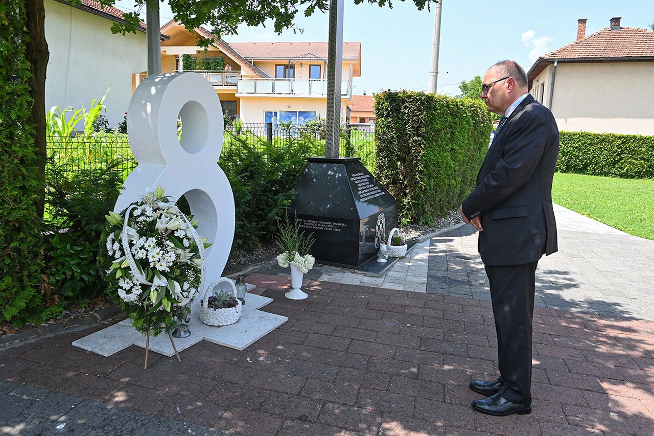 Schmidt odao počast za osmero hrvatske djece ubijene u Vitezu