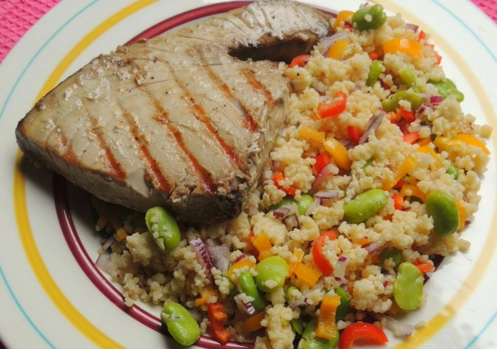 Pravi morski ručak: Tuna steak sa salatom od prosa