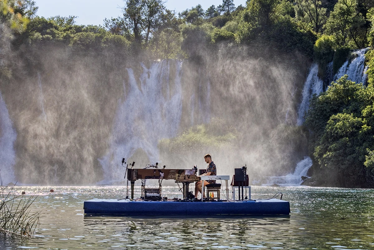 Zvjezdan Ružić i njegov Pianotron oduševili više od 2500 ljudi na slapovima Kravice u Ljubuškom